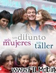 poster del film Un difunto, seis mujeres y un taller [filmTV]